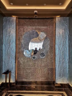 上海中心 J 酒店2 300x400 - Liquid metal wall design for Shanghai Tower Hotel