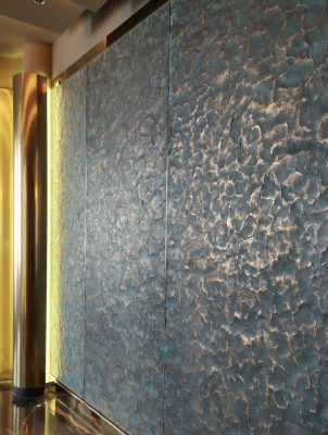 上海中心1 1 302x400 - Liquid metal wall design for Shanghai Tower Hotel