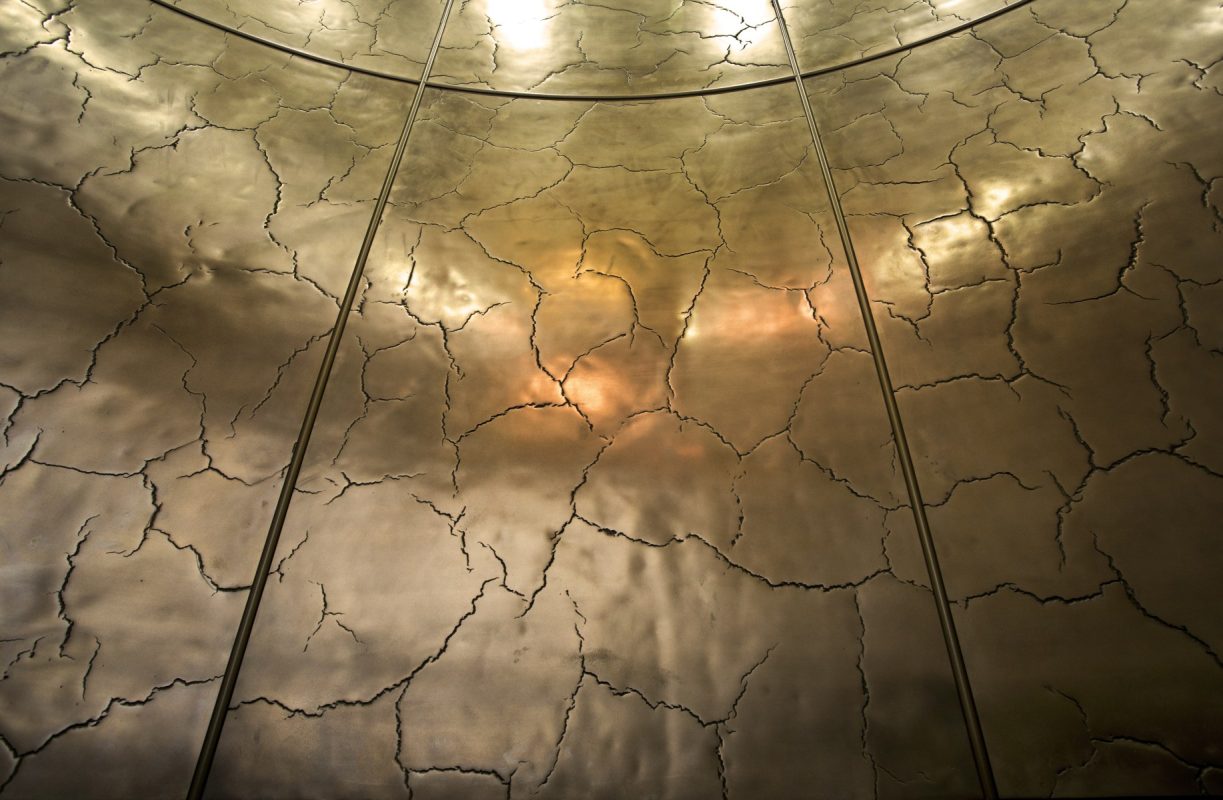 cracked 4 1223x800 - Foreign case whole house customization