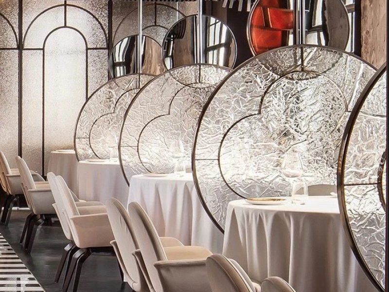 resin screen design-The restaurant partitions are designed using acrylic resin panels.